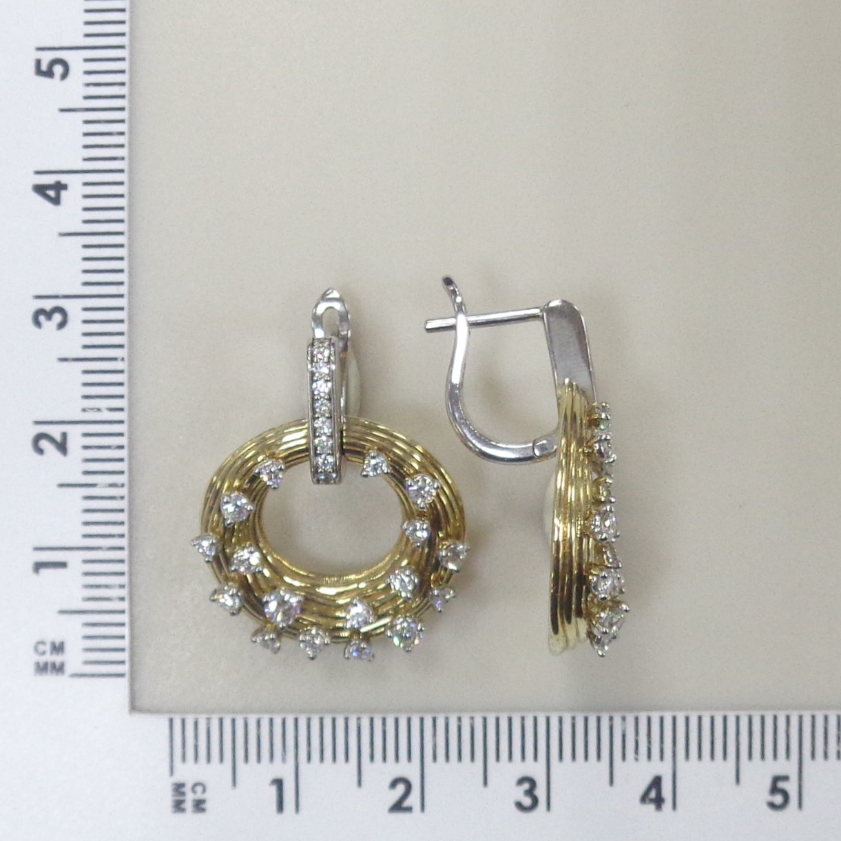 Серьги из комбинированного золота с бриллиантами